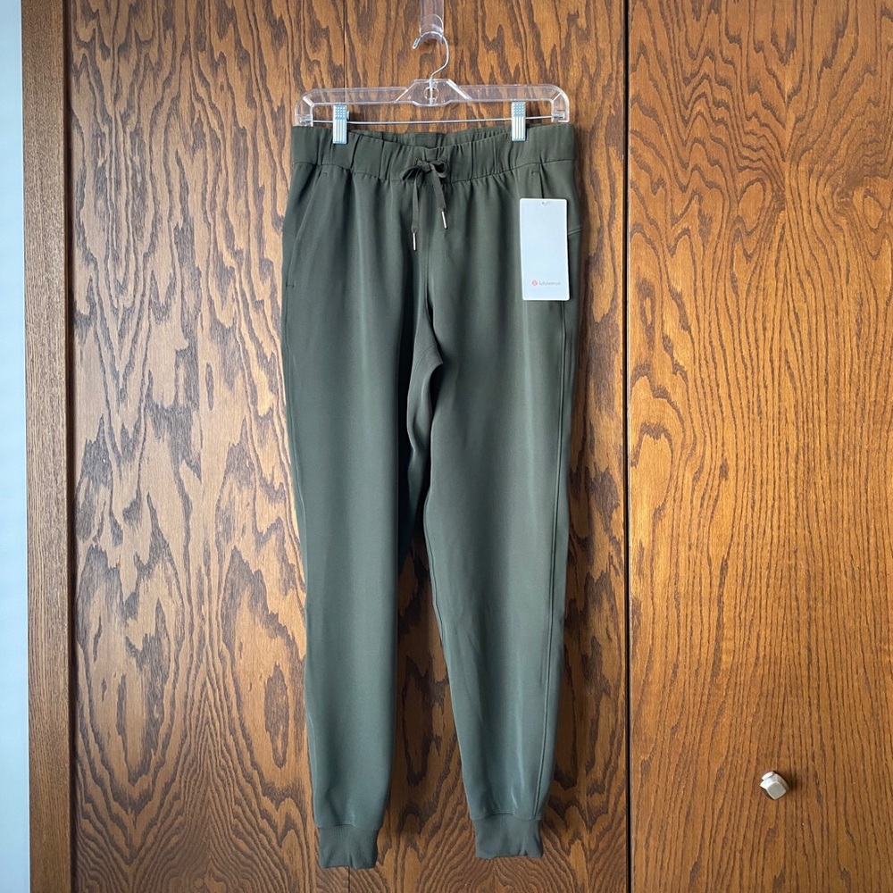 NWT Lululemon On the Fly Jogger 28” Woven